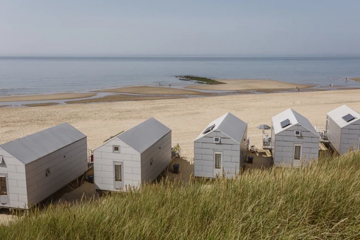 Roompot-Strandhuisjes-Julianadorp-zee-strandhuisjes.webp